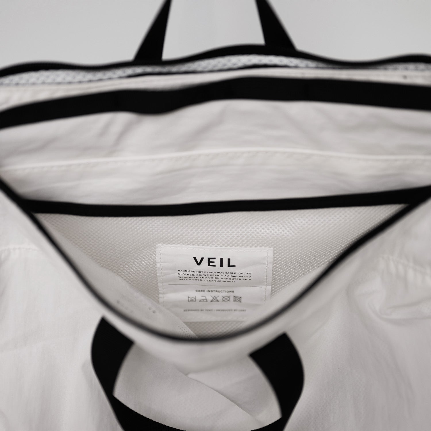 VEIL ホワイト｜洗える軽量ショルダーバッグ14L・PC収納｜LEKT